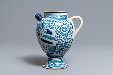 Een blauw-witte Antwerpse majolica siroopkan, gedateerd 1609