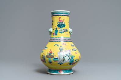Un vase de forme bouteille en porcelaine de Chine famille rose &agrave; fond jaune, Yongzheng