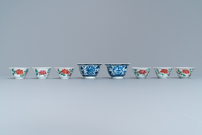 Acht Chinese blauw-witte en famille rose koppen en schotels en drie borden, Kangxi/Qianlong