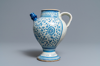 Een blauw-witte Antwerpse majolica siroopkan, 2e helft 16e eeuw