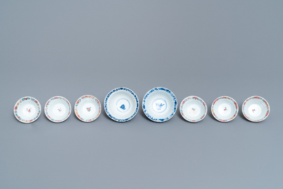 Huit tasses et soucoupes et trois assiettes en porcelaine de Chine famille rose et bleu et blanc, Kangxi/Qianlong