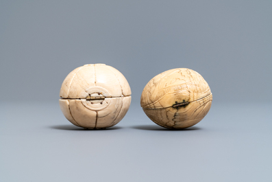 Deux diptyques en forme de boule en ivoire sculpt&eacute;, Dieppe, France, 18/19&egrave;me