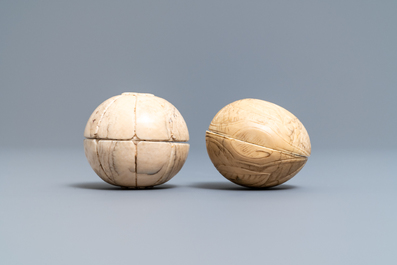 Deux diptyques en forme de boule en ivoire sculpt&eacute;, Dieppe, France, 18/19&egrave;me