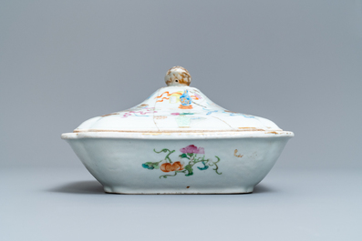 A 9-piece Chinese famille rose service with antiquities design, Jiaqing/Daoguang