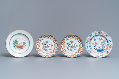 Een collectie Chinees blauw-wit, famille rose en Imari-stijl porselein, Kangxi/Qianlong