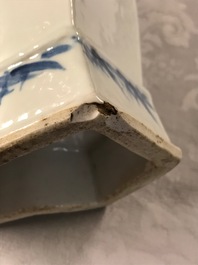 Une paire de vases en porcelaine de Chine en bleu et blanc, 19&egrave;me