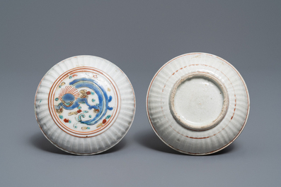 Een polychrome Japanse Kakiemon dekseldoos met een draak, Edo, 17e eeuw