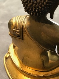 Een Sino-Tibetaanse verguld bronzen figuur van Boeddha Shakyamuni, 17/18e eeuw