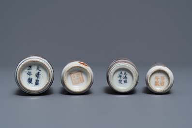 Vier Chinese ijzer- en koperrode porseleinen snuifflessen met draken, 19/20th C.