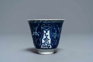 Douze tasses et soucoupes en porcelaine de Chine bleu et blanc, 19&egrave;me