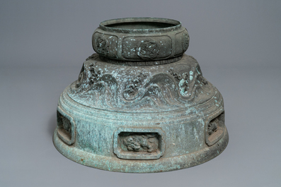 Un important br&ucirc;leur d'encens de temple en bronze, Japon, Momoyama ou Edo, 16/17&egrave;me