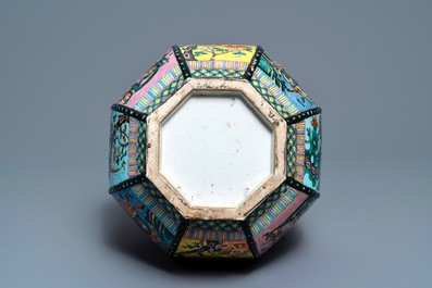 Een flesvormige octagonale Chinese famille rose vaas, 19e eeuw