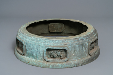 Een monumentale Japanse bronzen wierookbrander uit een tempel, Momoyama of Edo, 16/17e eeuw