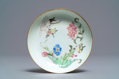 Een collectie Chinese famille rose koppen en schotels, Yongzheng/Qianlong