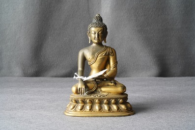 Une figure de Bouddha Shakyamuni en bronze dor&eacute;, Sino-Tibet, 17/18&egrave;me