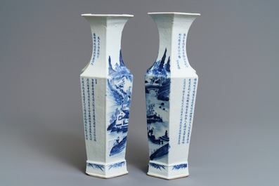 Une paire de vases en porcelaine de Chine en bleu et blanc, 19&egrave;me