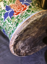 Un vase en porcelaine de Chine wucai &agrave; d&eacute;cor de gar&ccedil;ons, 19&egrave;me