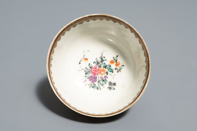 Een Chinees famille rose theeservies met floraal en verguld decor, Qianlong