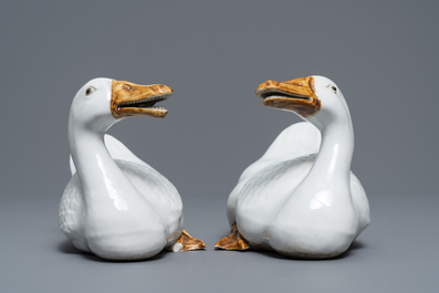 Une paire de mod&egrave;les d'oies en porcelaine blanc de Chine, R&eacute;publique, 20&egrave;me