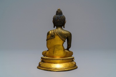 Een Sino-Tibetaanse verguld bronzen figuur van Boeddha Shakyamuni, 17/18e eeuw