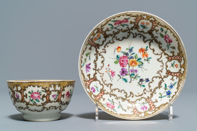 Een Chinees famille rose theeservies met floraal en verguld decor, Qianlong