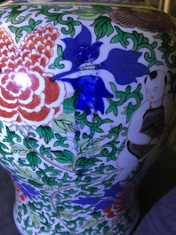 Un vase en porcelaine de Chine wucai &agrave; d&eacute;cor de gar&ccedil;ons, 19&egrave;me