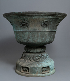 Een monumentale Japanse bronzen wierookbrander uit een tempel, Momoyama of Edo, 16/17e eeuw