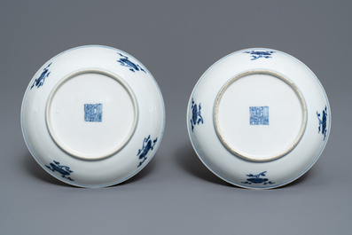 Een paar Chinese blauw-witte borden met florale slingers, Qianlong merk en periode