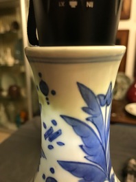 Un vase de forme double gourde en porcelaine de Chine bleu et blanc, &eacute;poque Transition