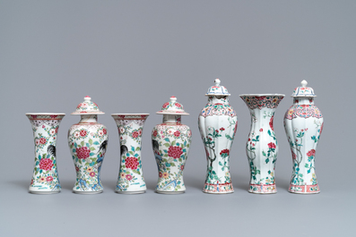Deux garnitures de vases en porcelaine de Chine famille rose, Qianlong et 19&egrave;me