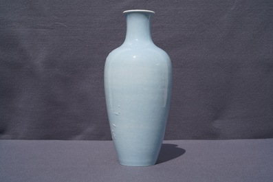 Un vase en porcelaine de Chine monochrome bleu de lavande &agrave; d&eacute;cor sous gla&ccedil;ure, marque de Yongzheng, 19/20&egrave;me