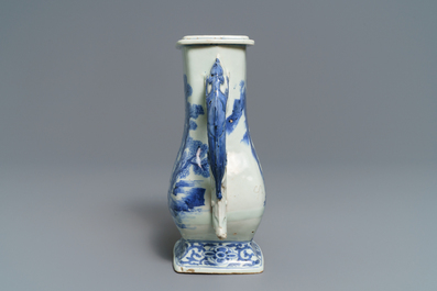 Un vase en porcelaine de Chine bleu et blanc aux anses en forme de chilong, Kangxi