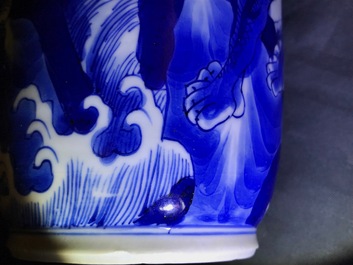 Un vase de forme rouleau en porcelaine de Chine bleu et blanc, Kangxi