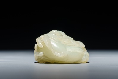 Een Chinese celadon jade groep van een perzik met twee apen, 19e eeuw