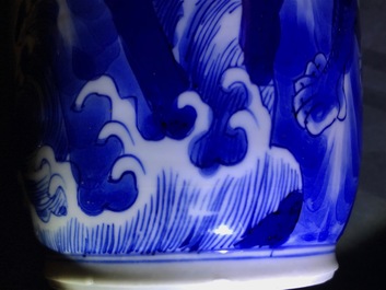 Un vase de forme rouleau en porcelaine de Chine bleu et blanc, Kangxi