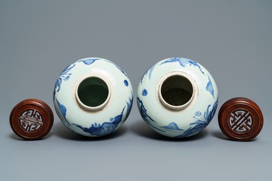 Une paire de pots en porcelaine de Chine bleu et blanc &agrave; d&eacute;cor d'un kylin, &eacute;poque Transition