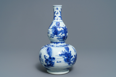 Un vase de forme double gourde en porcelaine de Chine bleu et blanc, &eacute;poque Transition