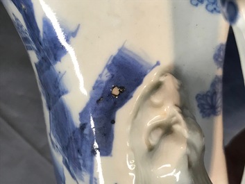 Un vase en porcelaine de Chine bleu et blanc aux anses en forme de chilong, Kangxi