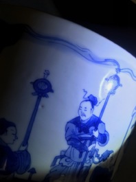 Un grand pot &agrave; pinceaux en porcelaine de Chine bleu et blanc, &eacute;poque Transition