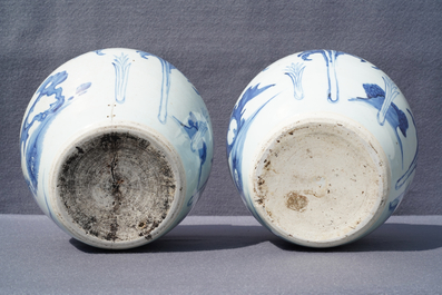 Een paar Chinese blauw-witte potten met een kylin, Transitie periode