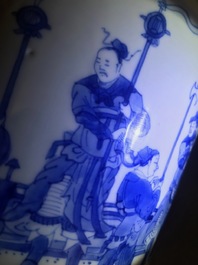 Un grand pot &agrave; pinceaux en porcelaine de Chine bleu et blanc, &eacute;poque Transition