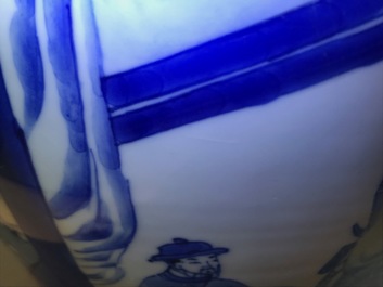 Een Chinese blauw-witte yenyen vaas met fijn figuratief decor, Kangxi