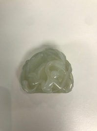 Een Chinese celadon jade groep van een perzik met twee apen, 19e eeuw