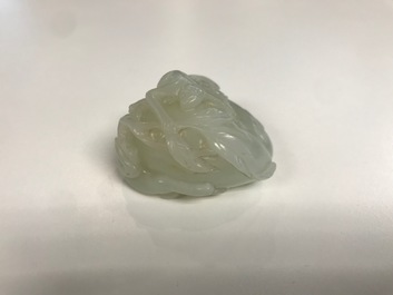 Een Chinese celadon jade groep van een perzik met twee apen, 19e eeuw