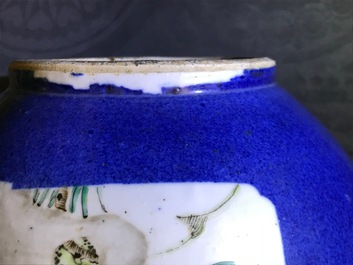 Un vase de forme bouteille en porcelaine de Chine famille verte sur fond bleu poudr&eacute;, 19&egrave;me