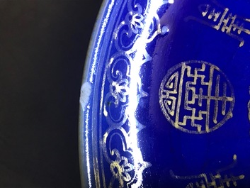 Une paire de plats en porcelaine de Chine &agrave; d&eacute;cor dor&eacute; de dragons sur fond bleu, marque et &eacute;poque de Guangxu