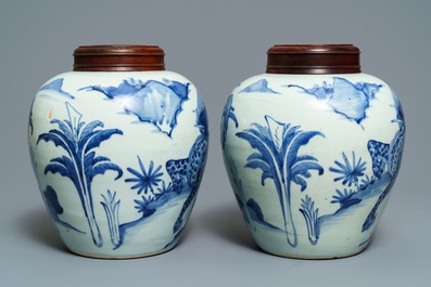 Een paar Chinese blauw-witte potten met een kylin, Transitie periode
