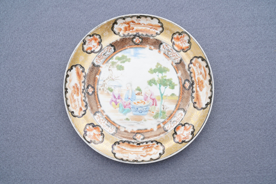 Une assiette en porcelaine de Chine famille rose de type 'Rockefeller', Jiaqing