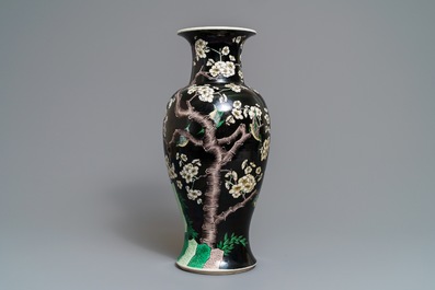 Un vase en porcelaine de Chine famille noire &agrave; d&eacute;cor d'oiseaux parmi fleurs, Kangxi