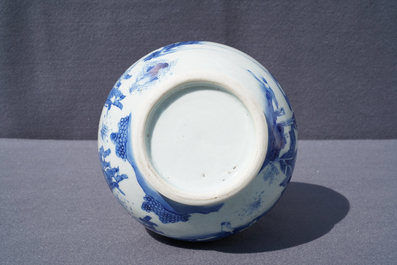 Un vase de forme double gourde en porcelaine de Chine bleu et blanc, &eacute;poque Transition